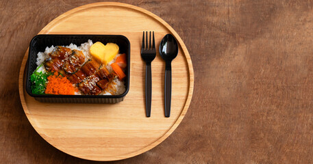 Teriyaki eel over rice on a wooden tray