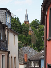 Stadt Saarburg an der Saar - inmitten von Weinbergen in Rheinland-Pfalz