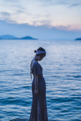夕暮れの海にいる女性