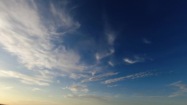 timelapse cielo con nuvole al tramonto, risoluzione 4k