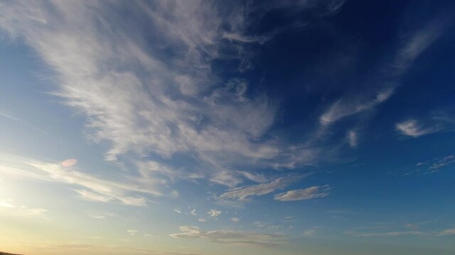 timelapse cielo con nuvole al tramonto, risoluzione 4k