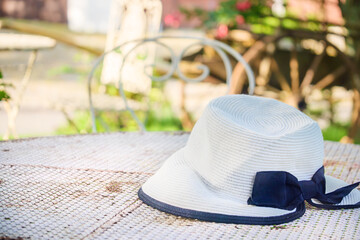 ガーデンテラスのテーブルに置いた麦わら帽子/日除け/日焼け防止/ハット/イングリッシュガーデン