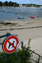 Panneau interdisant l'accès aux chiens à la plage du Coq à Bénodet