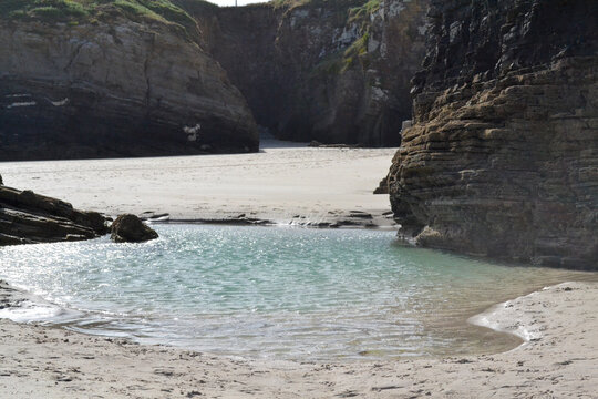 Mar&eacute;e Basse. As Catedrais. R&eacute;tention d'eau, vue de la hauteur des roches.. Voil&agrave; la mar&eacute;e basse!
