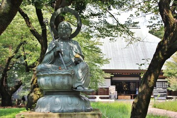 Fototapeta na wymiar 浄真寺（九品仏）。　東京・世田谷にある浄真寺は、９体の阿弥陀如来像が安置され、九品仏と呼ばれる。３００坪の境内には多くのお地蔵様とおカエデなどの木々で、森閑とした雰囲気。