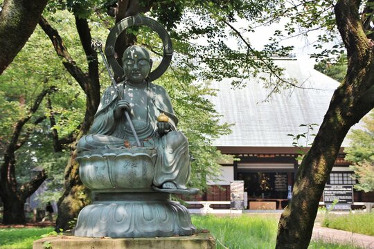 浄真寺（九品仏）。　東京・世田谷にある浄真寺は、９体の阿弥陀如来像が安置され、九品仏と呼ばれる。３００坪の境内には多くのお地蔵様とおカエデなどの木々で、森閑とした雰囲気。