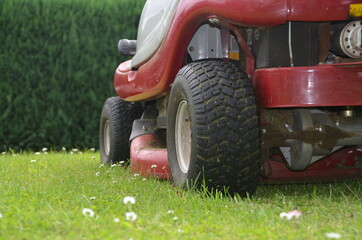 Hausmeisterservice Rasenmäher im Garten