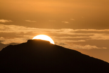 Fototapeta na wymiar close-up shot of sunrise on yemen mountain 