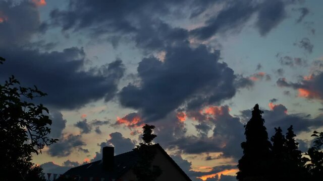 Dramatischer Himmel in Zeitraffer - timelapsevideo