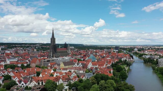 Drohnenvideo vom Ulmer M&uuml;nster bei sch&ouml;nem Wetter  