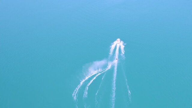 Drone Esqu&iacute; acu&aacute;tico vistas desde el aire.  Water Skiing air view