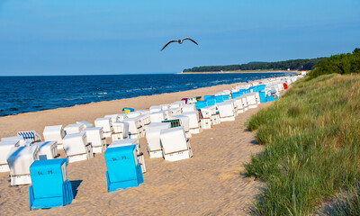 Weiße Strandkörbe Sonnenuntergang am Strand auf der Insel Usedom an der Ostsee, Ostseebad, Postkarten Landschaft  