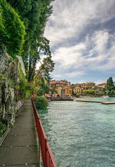 Fototapeta premium Der Hafen von Varenna am Comer See an einem Sommer Morgen im August.
