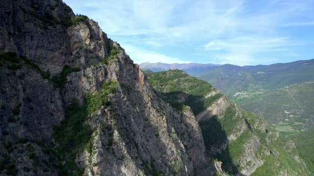 Monta&ntilde;a Rocosa ascender con el Drone Vista Pirineos