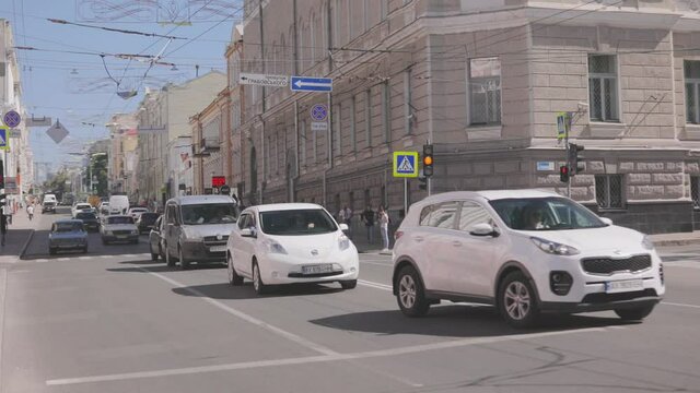 The movement of cars in the city of Kharkov. Crossroads in Kharkov. Car traffic in Kharkov