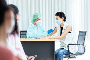 Obraz premium medicine, vaccination and healthcare concept - doctor wearing face protective medical mask for protection from virus disease with syringe doing injection of vaccine to a patient