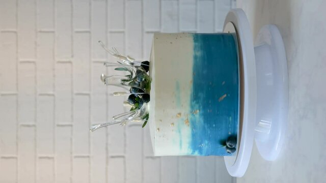 cake with isomalt bowl, berries, leaves and stars on stand