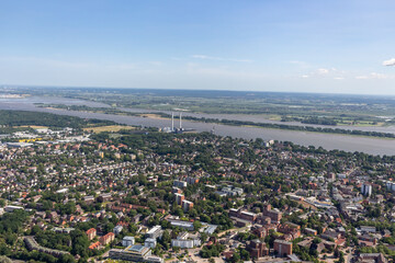 Luftbildaufnahme der Hansestadt Hamburg mit der Alster, dem Stadtpark, der Hafen City, dem Conatinerterminal und Conatinerschiffen sowie weiteren Wahrzeichen der Stadt Hamburg, wie die Elbphilharmonie