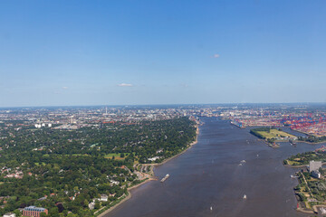 Luftbildaufnahme der Hansestadt Hamburg mit der Alster, dem Stadtpark, der Hafen City, dem Conatinerterminal und Conatinerschiffen sowie weiteren Wahrzeichen der Stadt Hamburg, wie die Elbphilharmonie