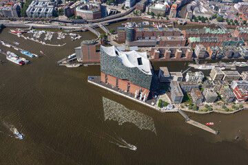 Luftbildaufnahme der Hansestadt Hamburg mit der Alster, dem Stadtpark, der Hafen City, dem...