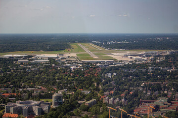 Luftbildaufnahme der Hansestadt Hamburg mit der Alster, dem Stadtpark, der Hafen City, dem Conatinerterminal und Conatinerschiffen sowie weiteren Wahrzeichen der Stadt Hamburg, wie die Elbphilharmonie
