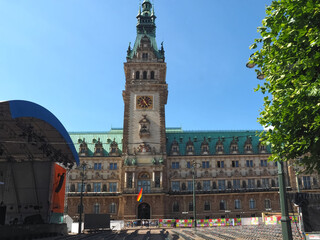 Fototapeta premium Historic town hall in the city of Hamburg with blue sky and the play out loud stage