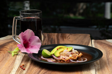 Tostadas de marisco con agua fresca