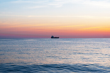 Naklejka na ściany i meble barco no horizonte com por do sol no mar