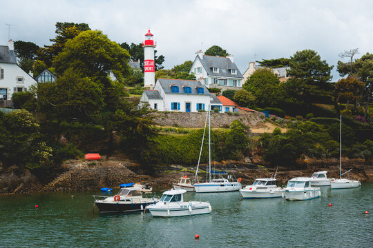 Doelan, petit village en Bretagne au bord de la mer dans le Finist&egrave;re avec des bateaux.