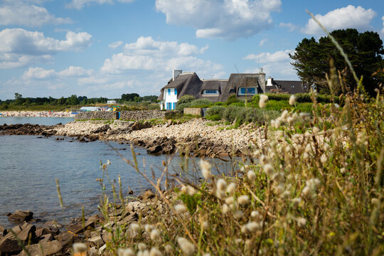 maison au bord de la mer en bretagne &agrave; la trinit&eacute; sur mer dans le morbihan avec un toit de chaume