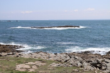 Fototapeta na wymiar waves and rocks in Brittany, France 