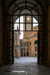 Fototapeta premium Patio y reloj de la universidad laboral de gijón