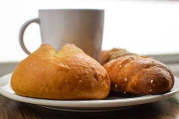 Plato con pan dulce de guatemala y una taza de cafe. 