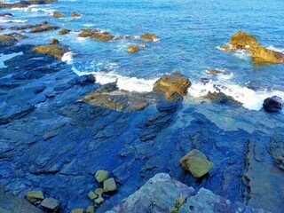 日本の海、和歌山県串本町の波打ち際の夏の風景（コピースペースあり）
