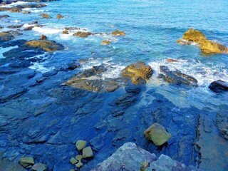 日本の海、和歌山県串本町の波打ち際の夏の風景（コピースペースあり）