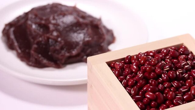 餡子と枡に入った小豆　回転