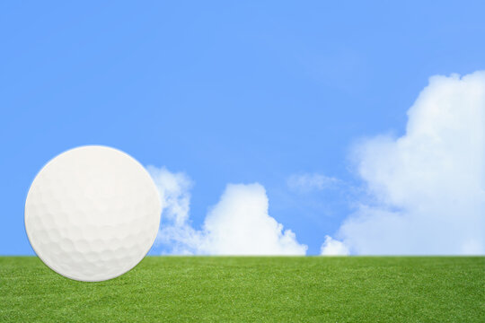 ゴルフボール/ゴルフ/Golf/スポーツ/運動場/青空と芝生の背景/見出し、タイトルバック用文字入れスペース