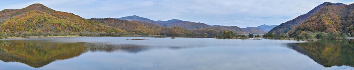 ちょうど見頃の紅葉の秋元湖のパノラマ情景＠福島