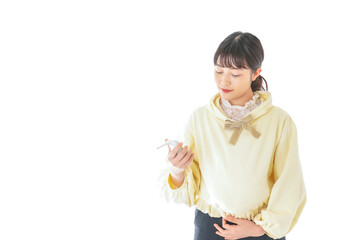 検温をする若い妊婦の女性