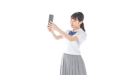 スマホを使う制服姿の女子学生