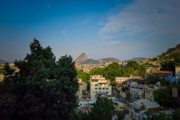 Obraz premium View of the Santa Tereza neighborhood in Rio de Janeiro with the Sugarloaf Mountain in the background.