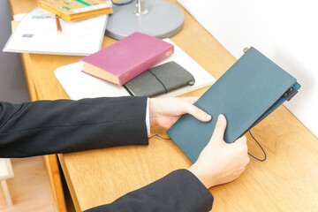 スーツを着て勉強をする女性
