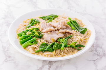 Rice noodles with pork in thick gravy