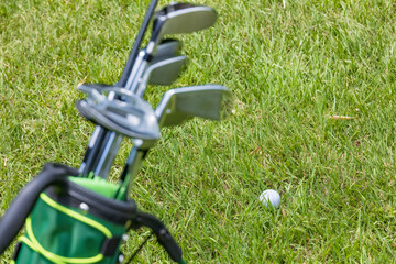 新緑が綺麗なゴルフ場と真っ白なボール
