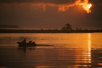 Fototapeta na wymiar boat on a sunrise bay