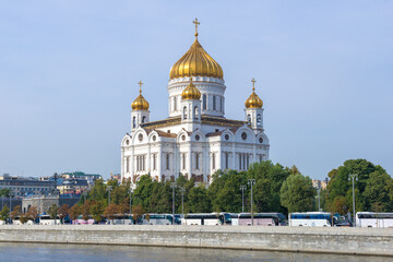 Fototapeta na wymiar View of the Cathedral of Christ the Savior from the Moscow river side on a sunny September day. Moscow, Russia