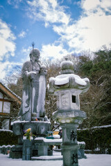 Fototapeta na wymiar 滋賀県彦根市にある井伊家の菩提寺、天寧寺の水子観音像と残雪