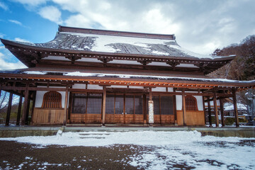 滋賀県彦根市にある井伊家の菩提寺、天寧寺の仏殿（羅漢堂）と雪景色