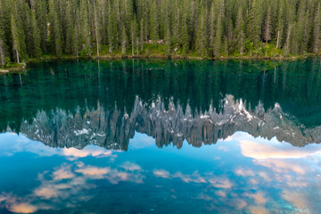Sommermorgen am Karersee vor dem Latemar, Dolomiten, Südtirol