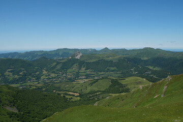Fototapeta na wymiar panorama sur le Puy Griou et le Puy Mary depuis le Plomb du Cantal, Auvergne
